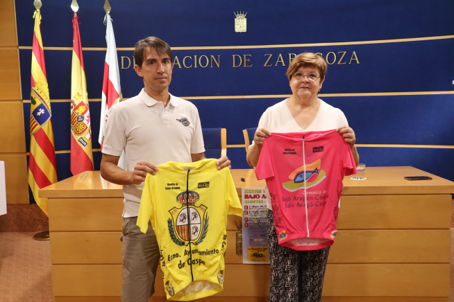 Presentación de la vuelta en la DPZ con la alcaldesa de Caspe, Pilar Mustieles, y el vicepresidente del Club Ciclista Caspolino, Álvaro Bello