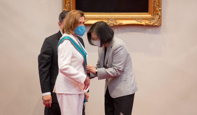 Tsai Ing-wen condecora a Pelosi por su apoyo al territorio.
