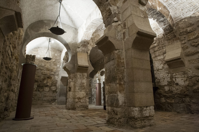 La parte baja de la torre del Trovador del palacio de la Aljafería.