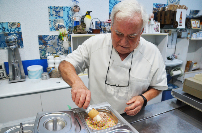 Carlos Ramón, adornando un helado.