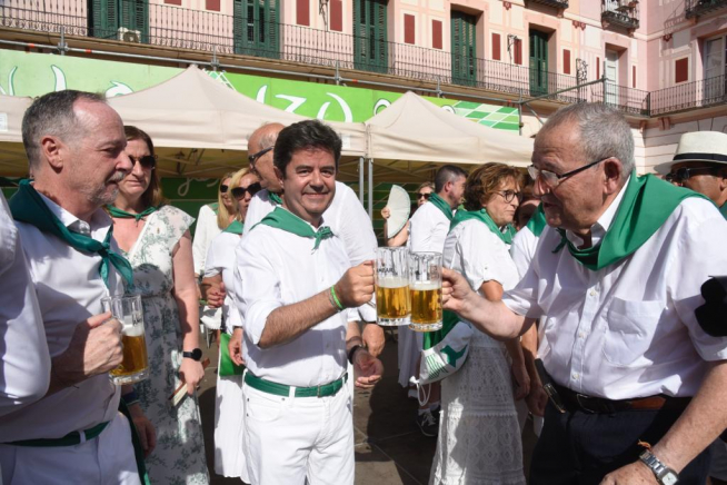 El alcalde de Huesca, Luis Felipe, brinda con Lorenzo Otín con la cerveza de San Lorenzo.
