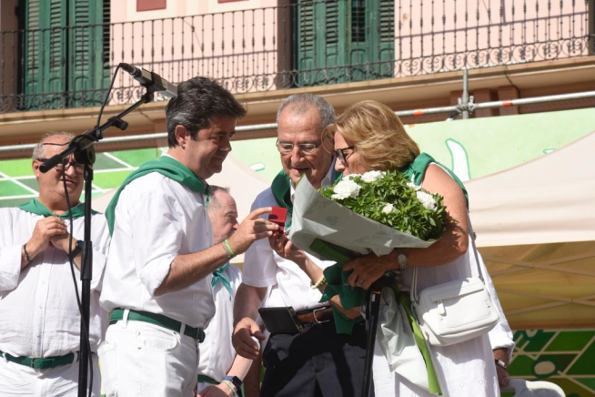 Lorenzo Otín y su mujer, Alicia, reciben un obsequio del Ayuntamiento de Huesca de manos del alcalde, Luis Felipe.