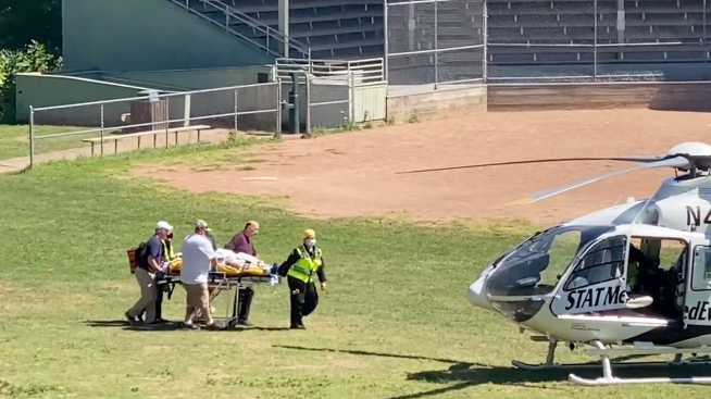 El escritor Rushdie fue transportado en helicóptero a un centro hospitalario.