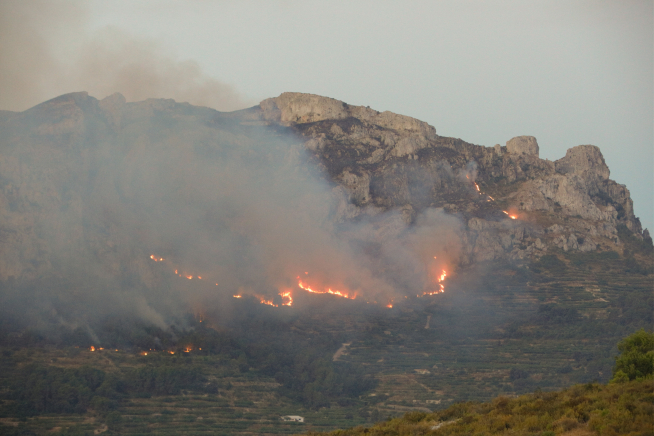 El Incendio de Vall d'Ebo sigue muy activo y obliga a cortar una carretera