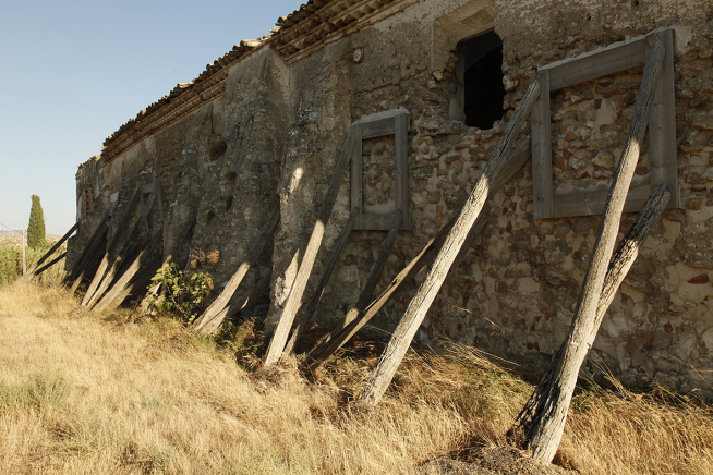 Las paredes de la ermita de Santa Ana, en Tauste, apuntaladas.