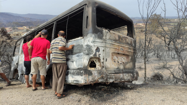 Las llamas calcinaron un autobús en la región de El Tarf, en Argelia.
