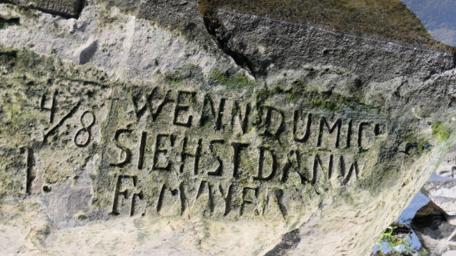 Inscripción en la piedra del hambre de Děčín: "Wenn du mich siehst, dann weine" ("Si me ves, llora").