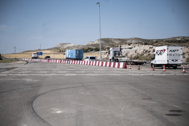 En la AP-2 aún no se ha arreglado el asfalto de la zona de peajes de Pina de Ebro, lo que entorpece la circulación.