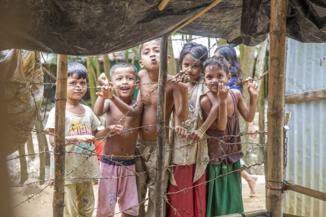 Unos niños posan durante el aniversario de su huida de Daca.