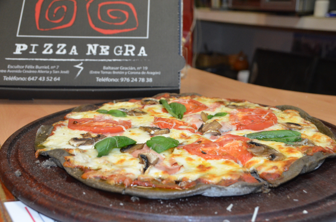 La base negra de la masa distingue a las pizzas de Pizza Negra.
