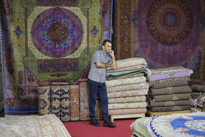 Un comercial en la Feria de Alfombras tejidas a mano de Teherán.