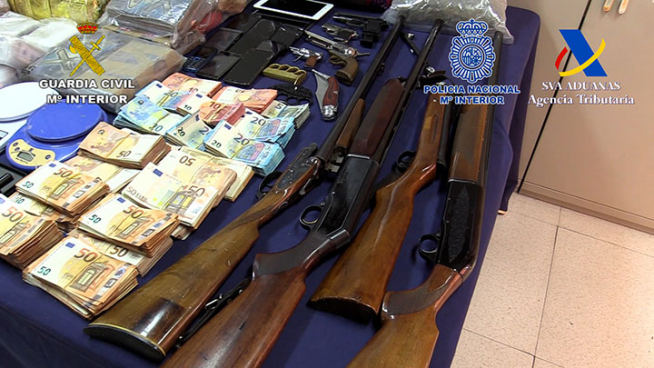 Durante los registros también se incautaron armas y dinero en efectivo.