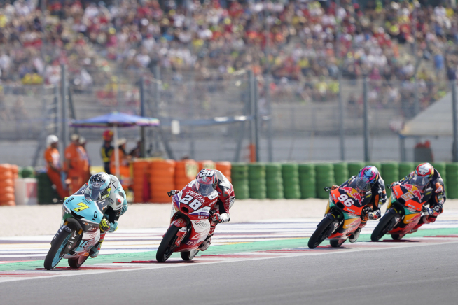 El italiano Dennis Foggia (Honda) lidera la carrera de Moto3 del Gran Premio de San Marino