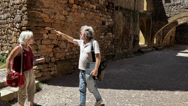 El director busca las localizaciones junto a Ana Boneta.