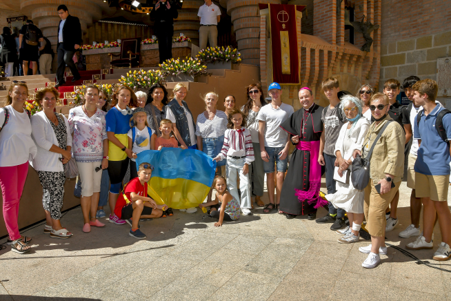 El obispo de Vitoria, en Torreciudad con un grupo de refugiados ucranianos durante la 30ª Jornada Mariana de la Familia.