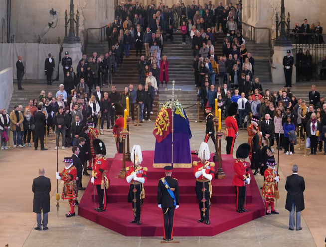 Los ocho nietos de la reina Isabel II, encabezados por el príncipe heredero, Guillermo, y su hermano, Enrique, velaron este sábado durante unos minutos los restos de Isabel II.