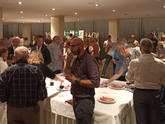 El Club Rotary de Huesca congregó a decenas de personas en la presentación de su vino solidario 2022.