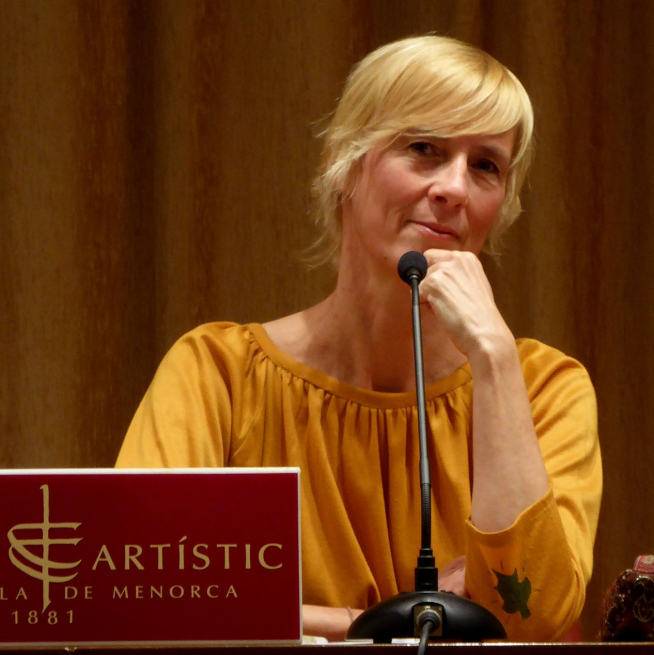 Patricia Almarcegui impartiendo una conferencia en Menorca.