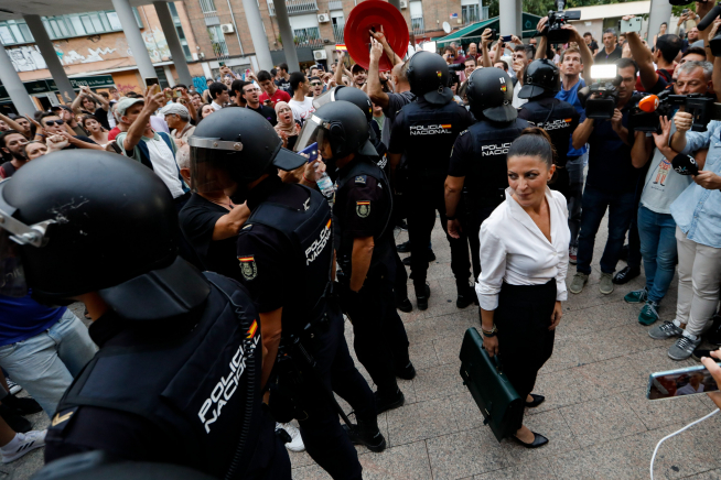 Medio centenar de personas han protestado por su presencia en la Univeridad de Murcia.