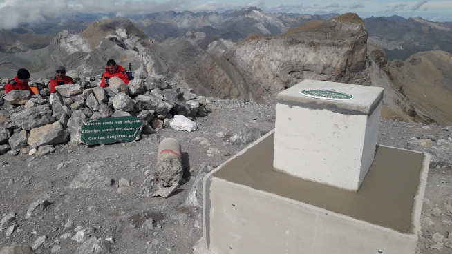 Trabajos en la cumbre de Monte Perdido.