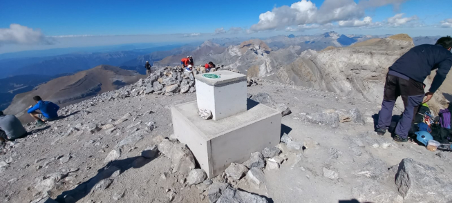Trabajos en la cumbre de Monte Perdido.