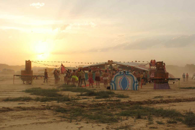 Fotos del Nowhere, el festival aragonés inspirado en el Burning Man donde  Íñigo Onieva ha sido infiel a Tamara Falcó