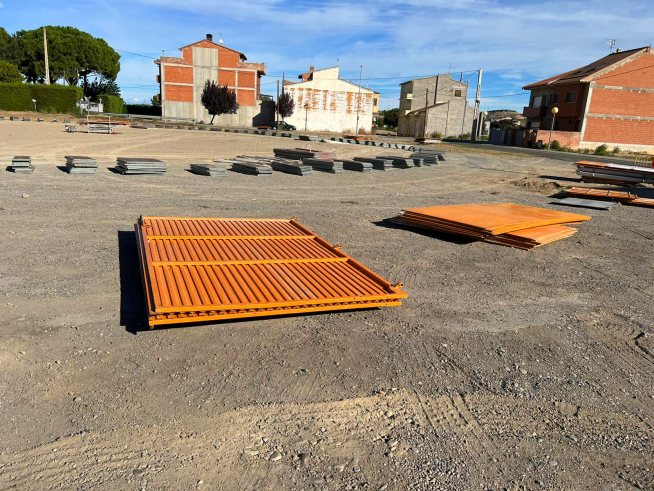 Ya ha comenzado el montaje de la plaza de toros portátil de las fiestas de Fraga.