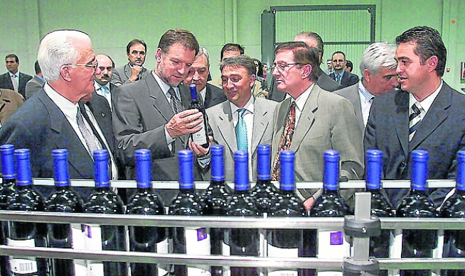 2002. El 26 de junio de 2002, el entonces presidente de la Comunidad, Marcelino Iglesias, participó en la inauguración de las nuevas instalaciones de Grandes Vinos y Viñedos.