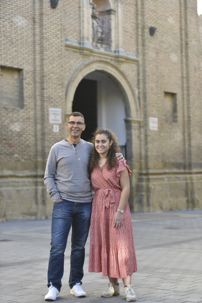 Daniel Cejalvo y su sobrina Ibón, frente a la basílica de San Lorenzo en Huesca.