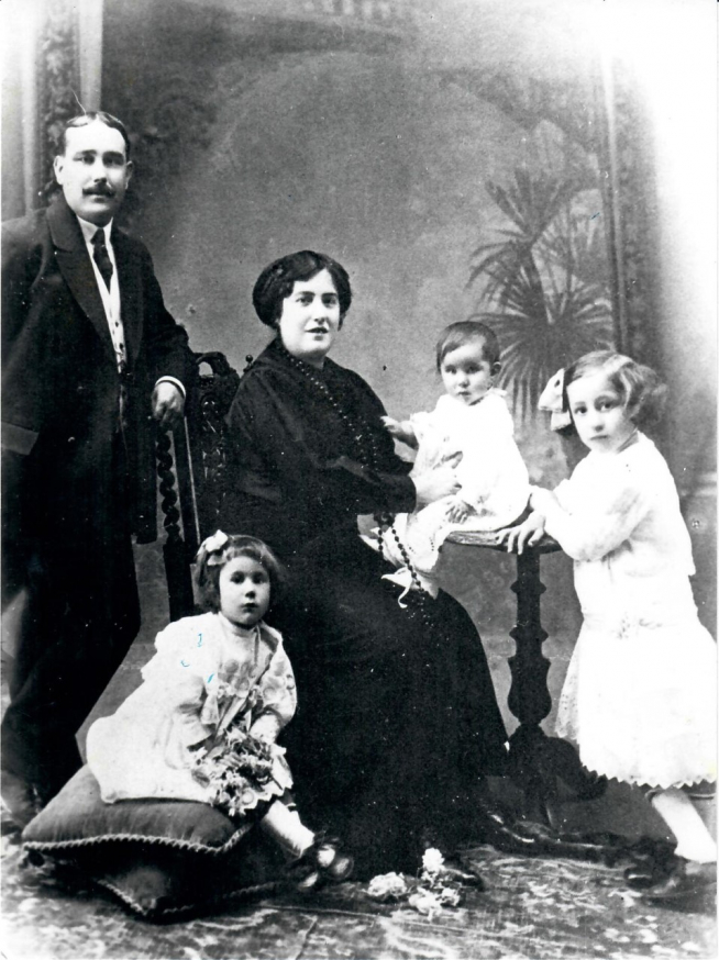 José María Palacio y Heliodora Acebes con tres de sus hijas. La pareja tendría cinco hijos