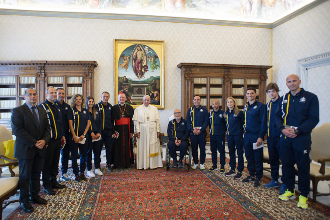 Visita del equipo vaticano al Papa Francisco. El segundo por la izquierda es Melchor Sánchez de Toca.