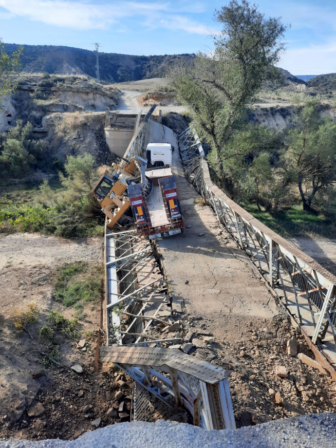 El paso del camión ha provocado el hundimiento del puente de hierro entre Sijena y Sena.