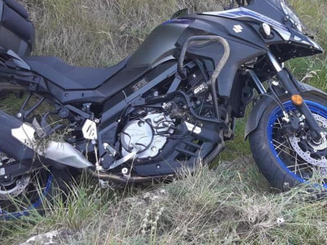 La moto apareció tirada en una cuneta en la carretera de Jaca a Bernués.