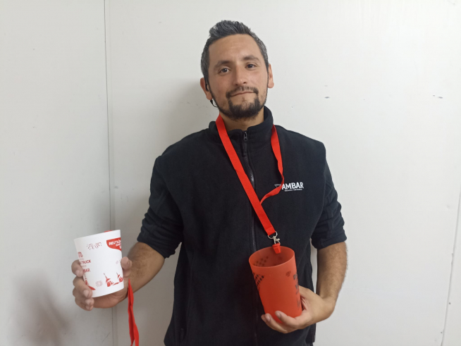 Daniel Bruna, director del Festival Ebro Food Trucks, con su 'vachirulo'.