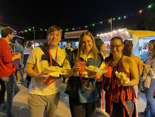 Saray y sus compañeros, con los calamares, este jueves en el Festival Ebro Food Trucks