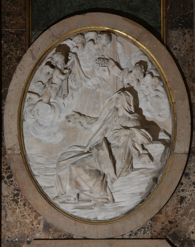 Óvalo en mármol blanco de Carrara que representa a la Virgen dolorosa.