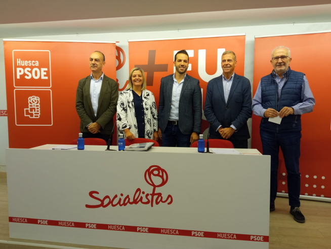 Los diputados Alfredo Sancho y Begoña Nasarre junto a los senadores Gonzalo Palacín, Antonio Cosculluela y Rubén Villacampa, en la sede del PSOE en Huesca.