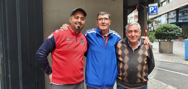 Con dos amigos, este martes después de salir de las vaquillas en Zaragoza.