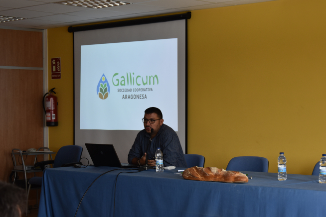 David Gregorio, técnico de Gallicum, durante la presentación de resultados de la investigación, en la que se mostró uno de los panes artesanos.
