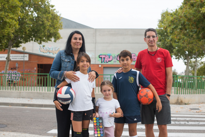 Pilar Villanueva y Rubén Aragüés, junto a sus hijos Paula, Alicia y Álvaro -de 10, 4 y 11 años-, en el barrio de Santa Isabel.