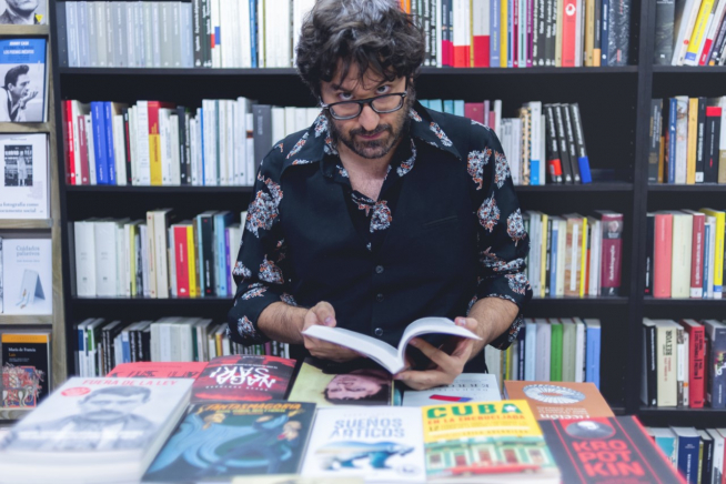 Octavio Gómez Milián en ese paraíso que es una librería.