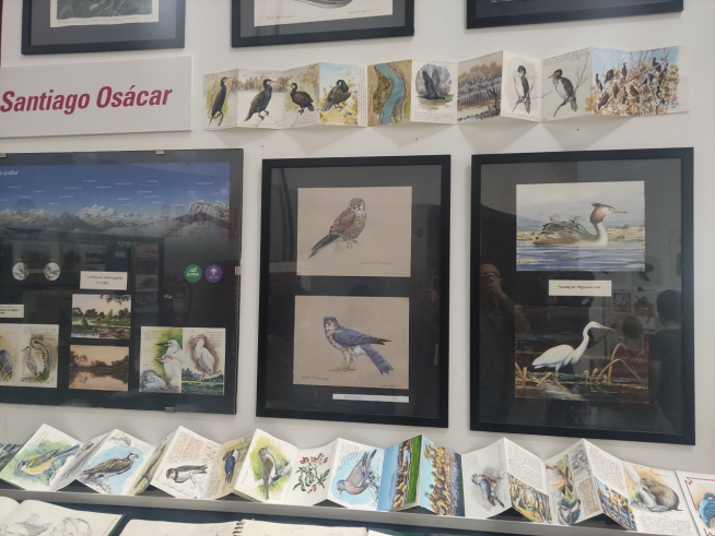 Una de los puestos más atractivos es de Santiago Osácar, dibujante de pájaros.