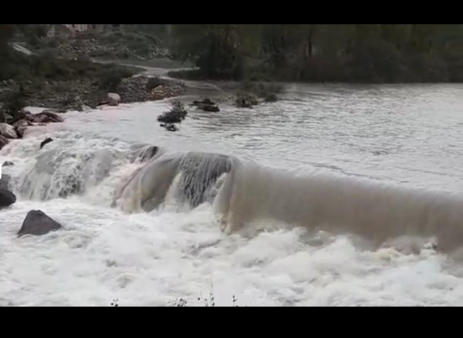 El río inundó el jueves el paso, que permaneció intransitable hasta el domingo.