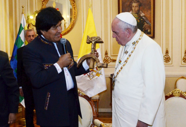 El crucifijo de la hoz y el martillo que regaló Evo Morales.