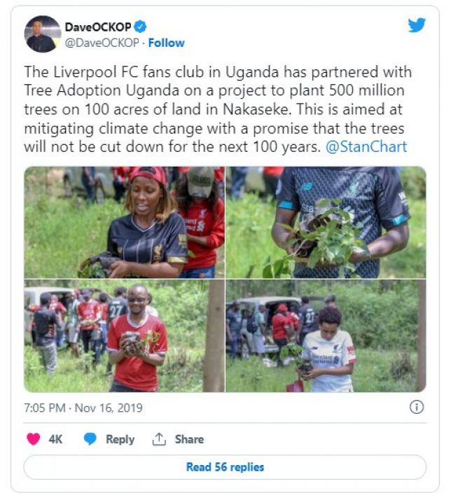 Un grupo de seguidores del Liverpool Football Club en Uganda participando en una plantación de 500 millones de árboles en la región.