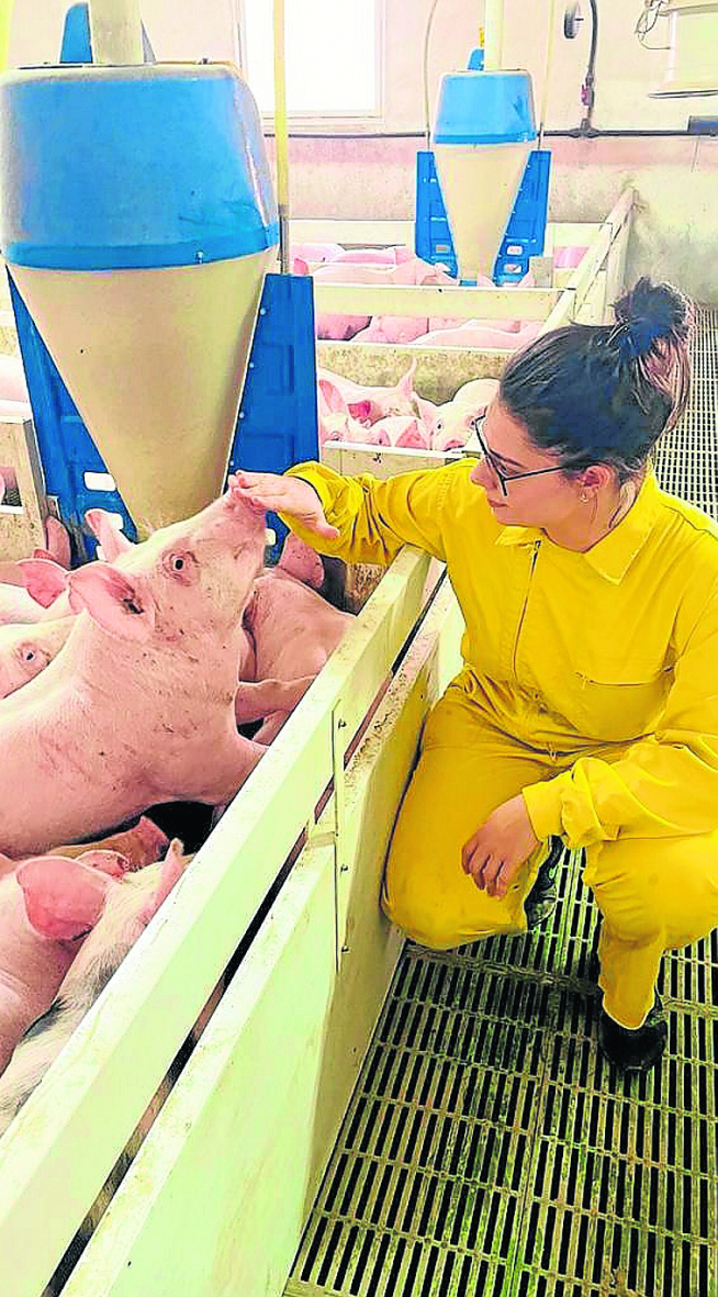 Eva Lizama, en su explotación de porcino en Gallocanta.