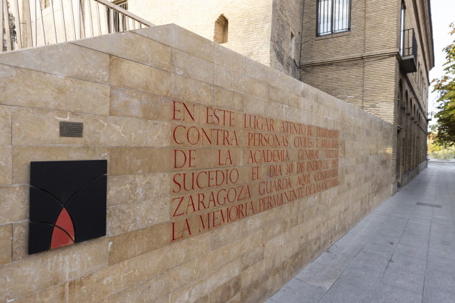 La inscripción en el muro que recuerda a las víctimas, con las letras en rojo.