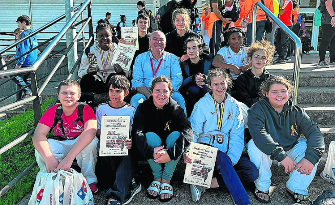 Judocas de los clubes Judo Huesca, Binéfar y Tamarite en tierras asturianas.