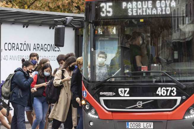 Usuarios subiendo a un autobús de la línea 35 durante las horas de huelga en Zaragoza.