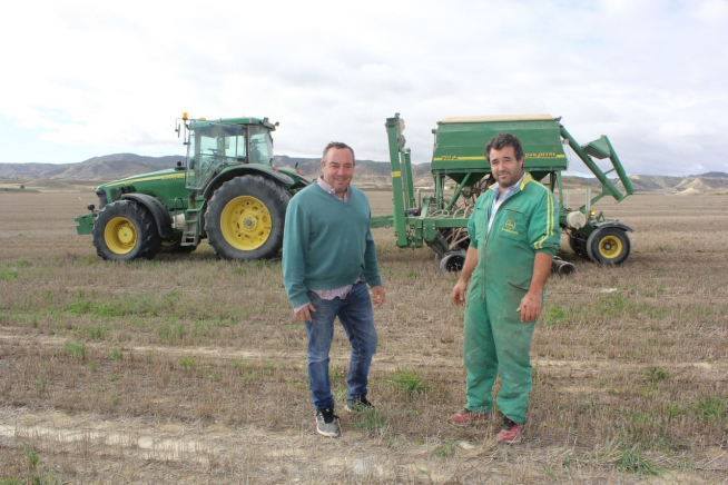 José Pedro y Miguel Biarge, frente a su sembradora.